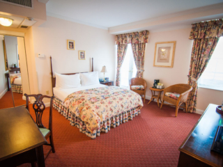 Balcony Queen overview, red carpet and floral patterns