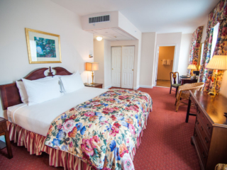 King overview. Bed, desk, and bathroom